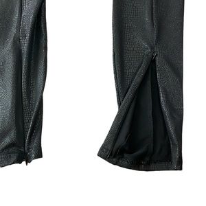 Bebe. Faux Leather Snake Skin Leggings. (Black) Size-S (Like New) Super stretchy